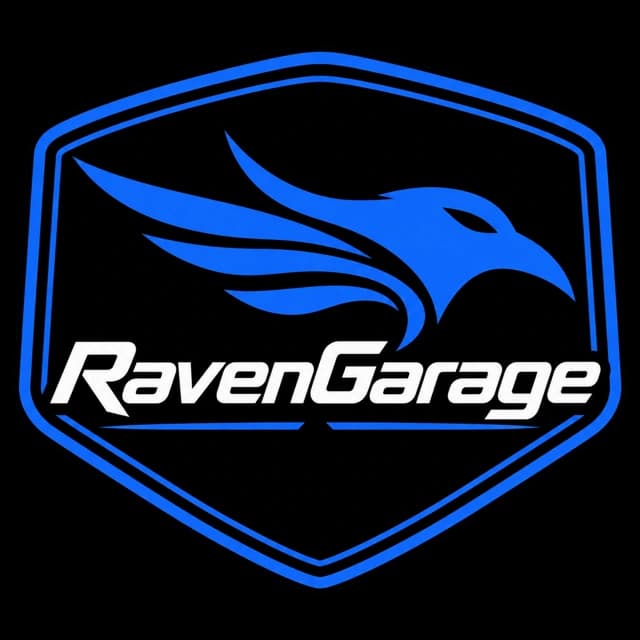 Badge RavenGarage: escudo preto, corvo azul e nome da marca em branco